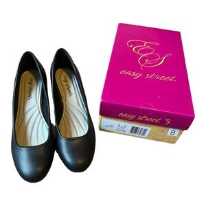 Easy Street Women's Black Classic Pump